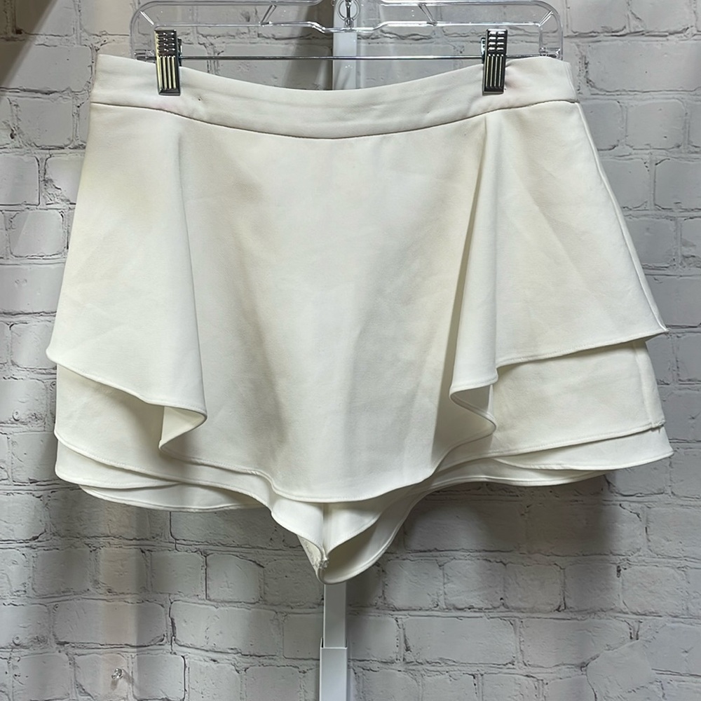 Free the Roses ivory ruffled skirt shorts size large skort